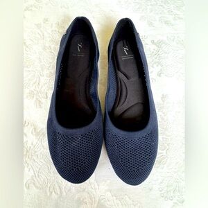 NWOT Simply VeraWang Navy Knit Flats